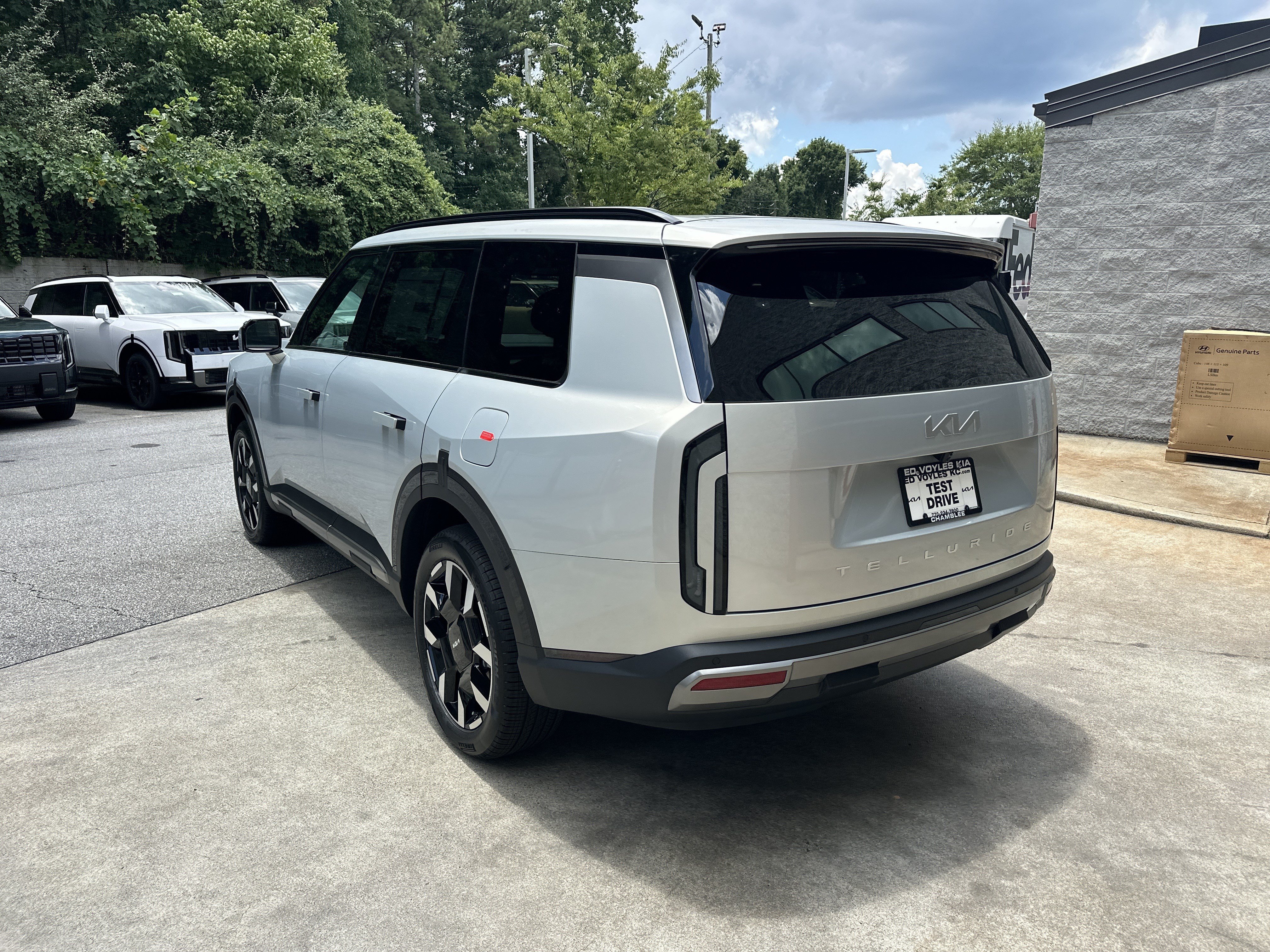 New 2027 Ivory Silver Kia S image 8