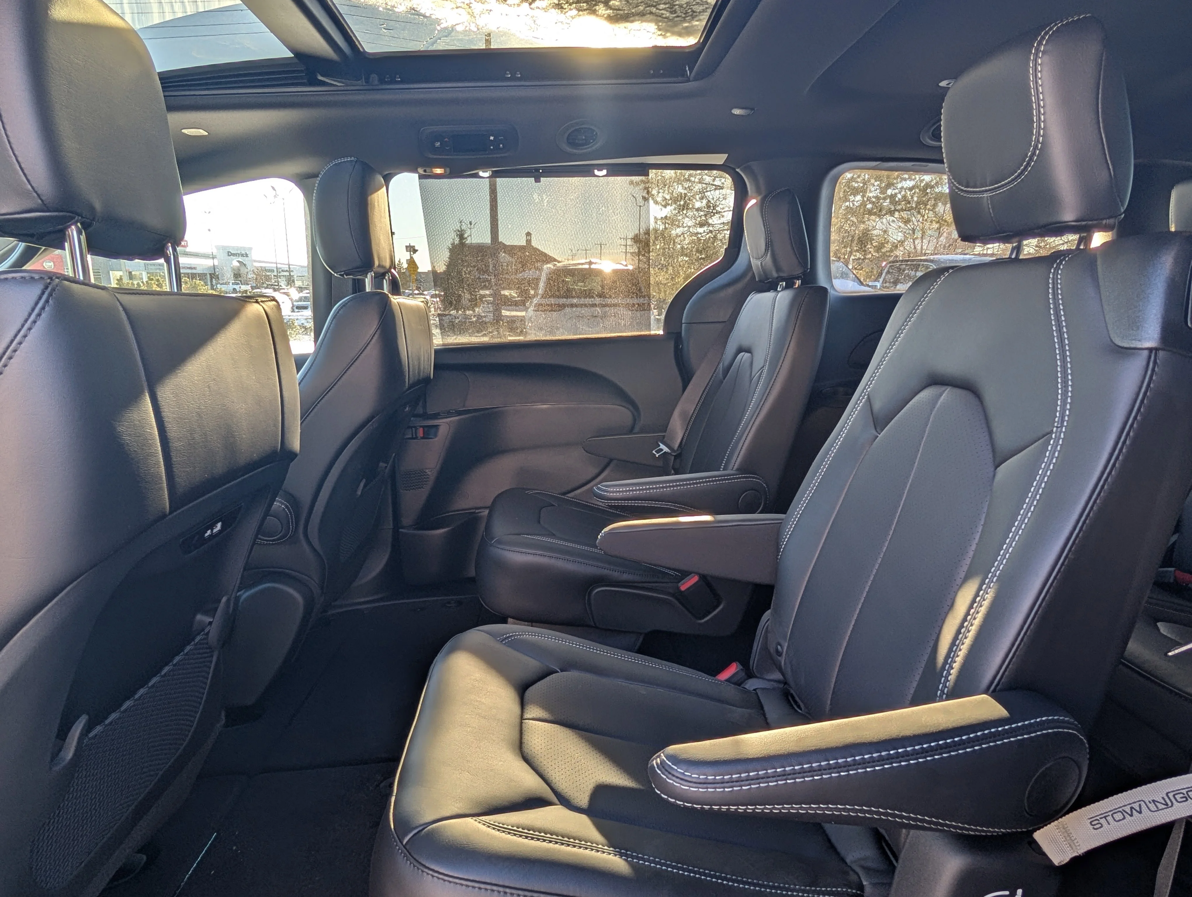 New 2026 Diamond Black Crystal Pearl Chrysler Select image 18
