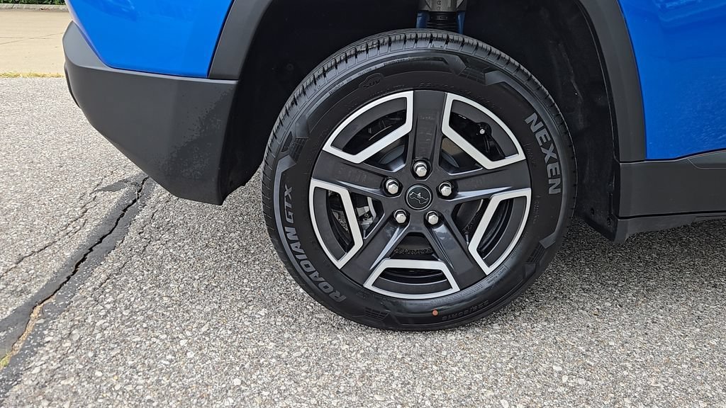 Used 2026 Hydro Blue Pearlcoat Jeep Limited image 43