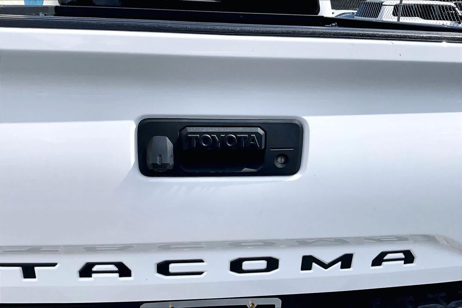 Used 2022 White Toyota SR5 image 31