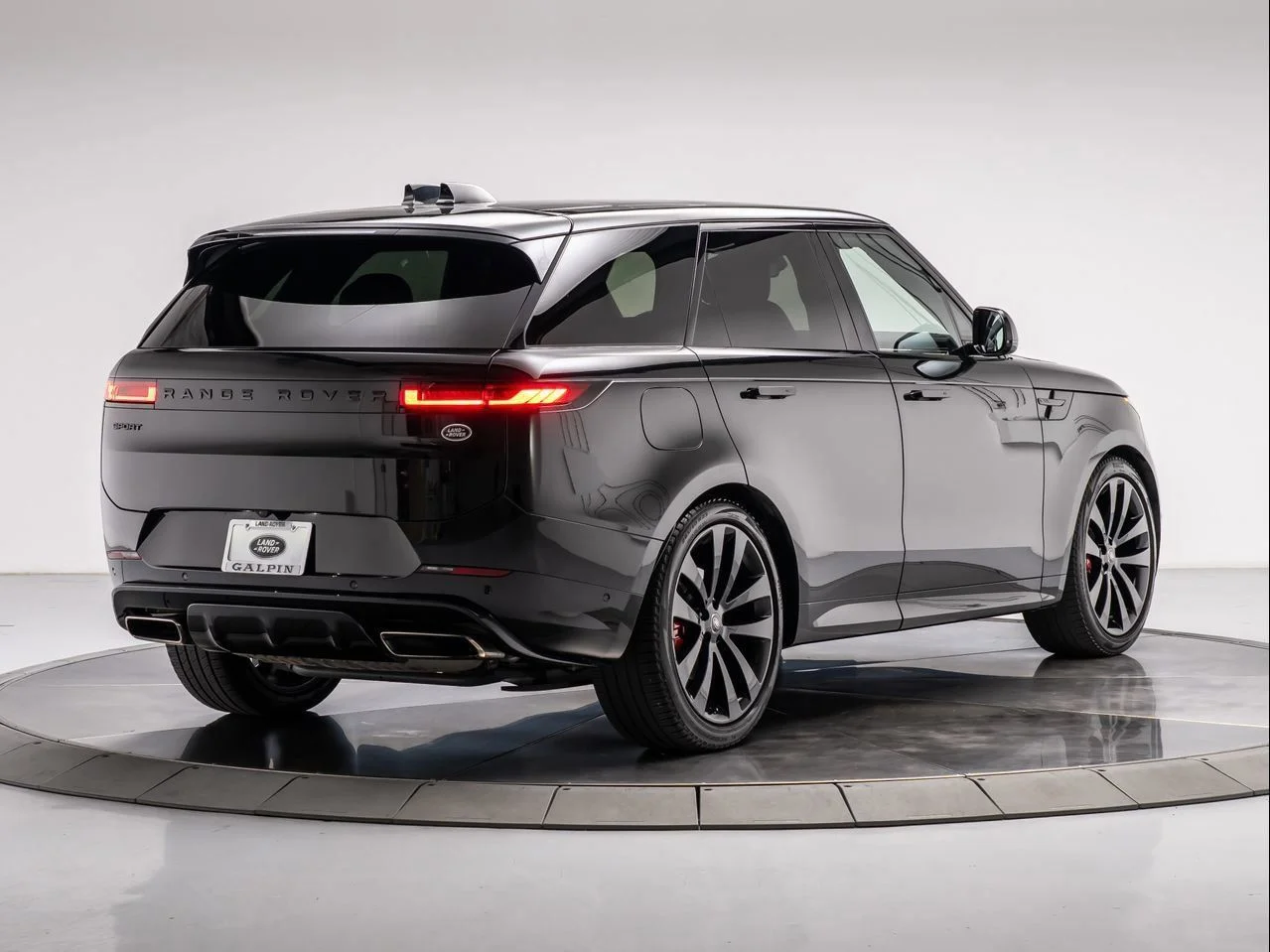 Used 2023 Black Land Rover SE Dynamic image 5