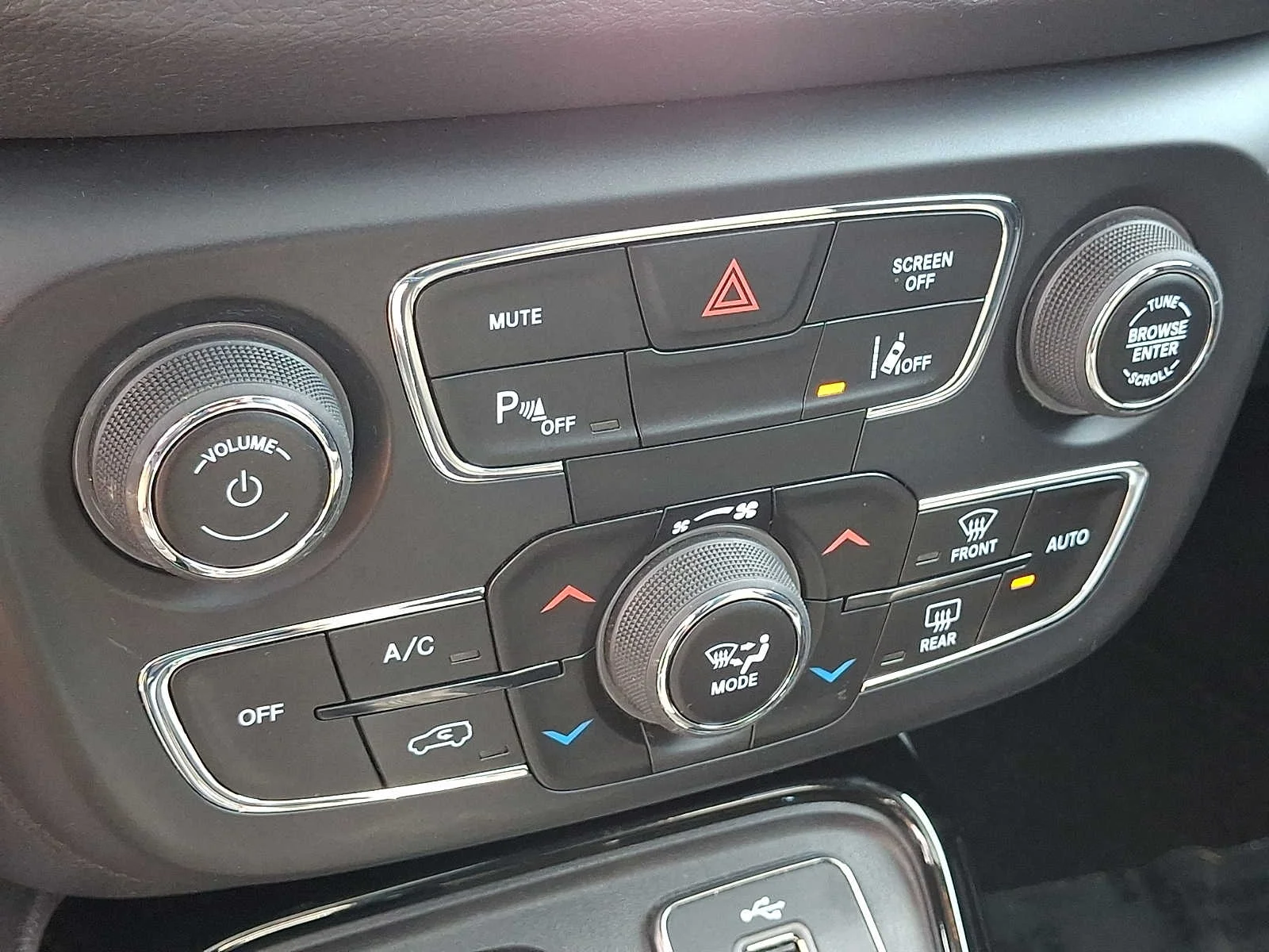 Used 2018 Black Jeep Altitude 4x4 image 17