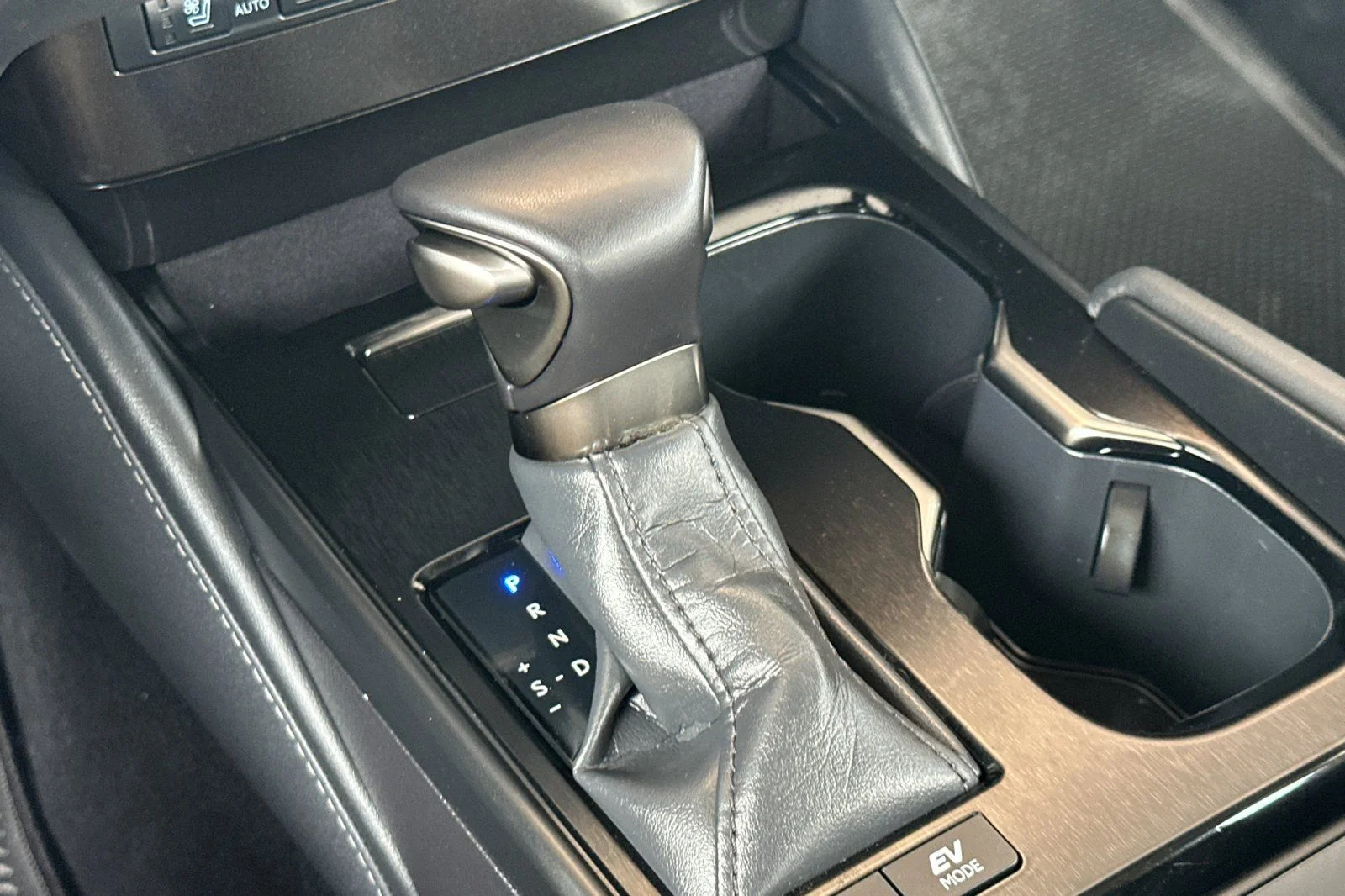 Used 2025 White Pearl Lexus 300h image 17