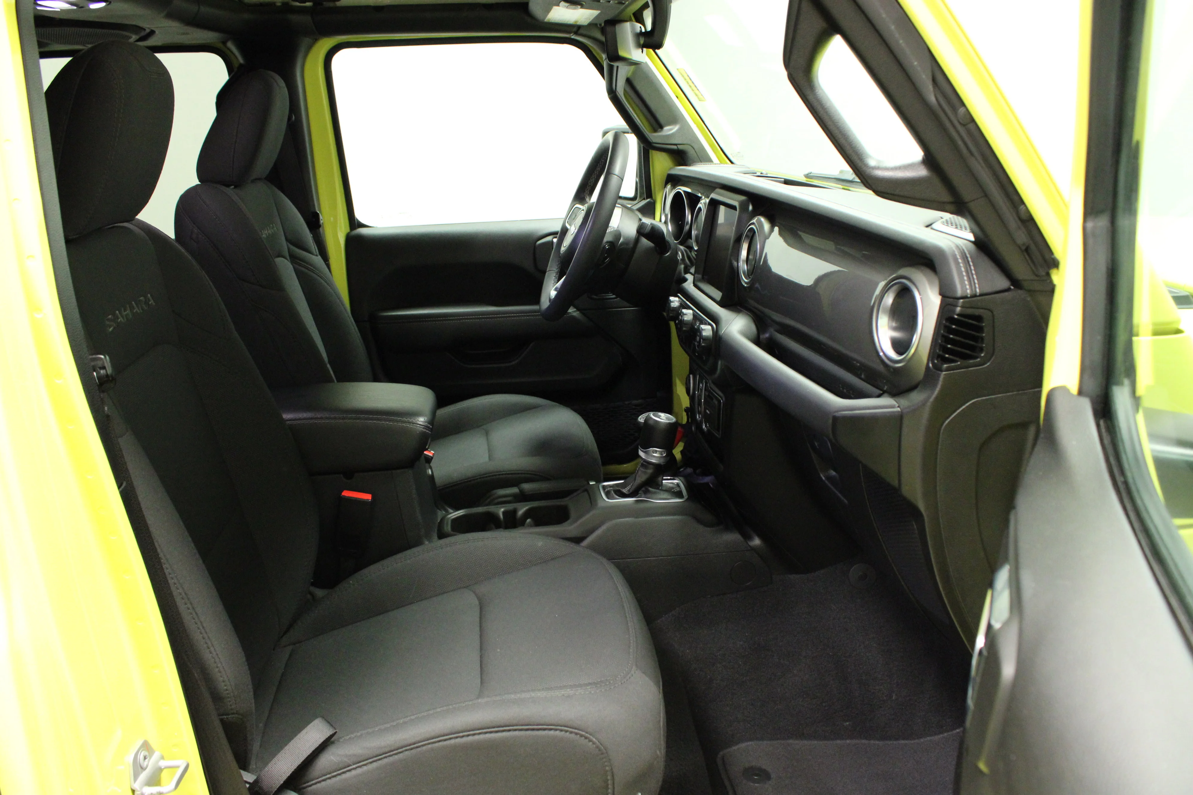 Used 2023 High Velocity Clearcoat Jeep Sahara image 14