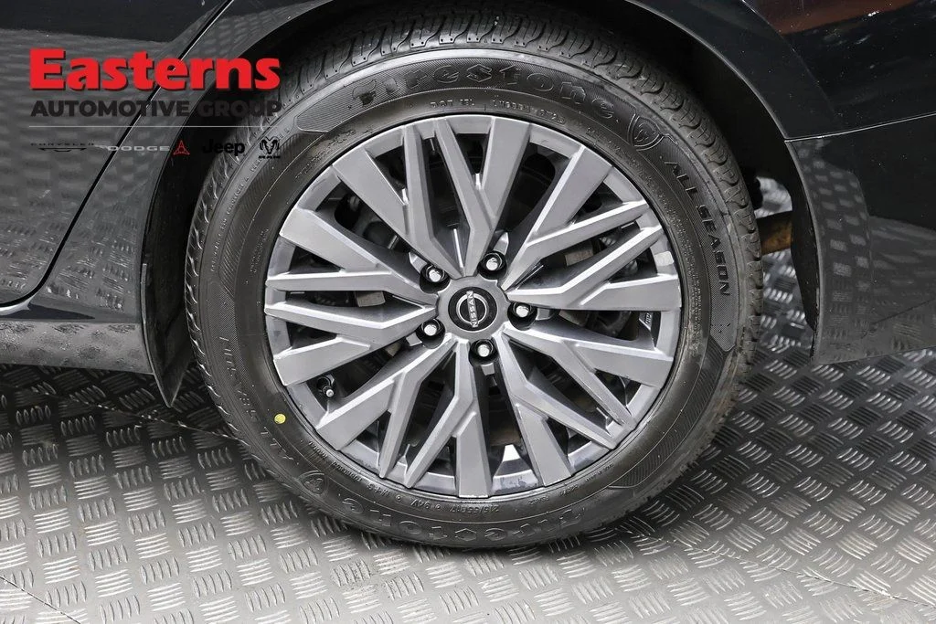 Used 2025 Black Nissan 2.5 SV image 9