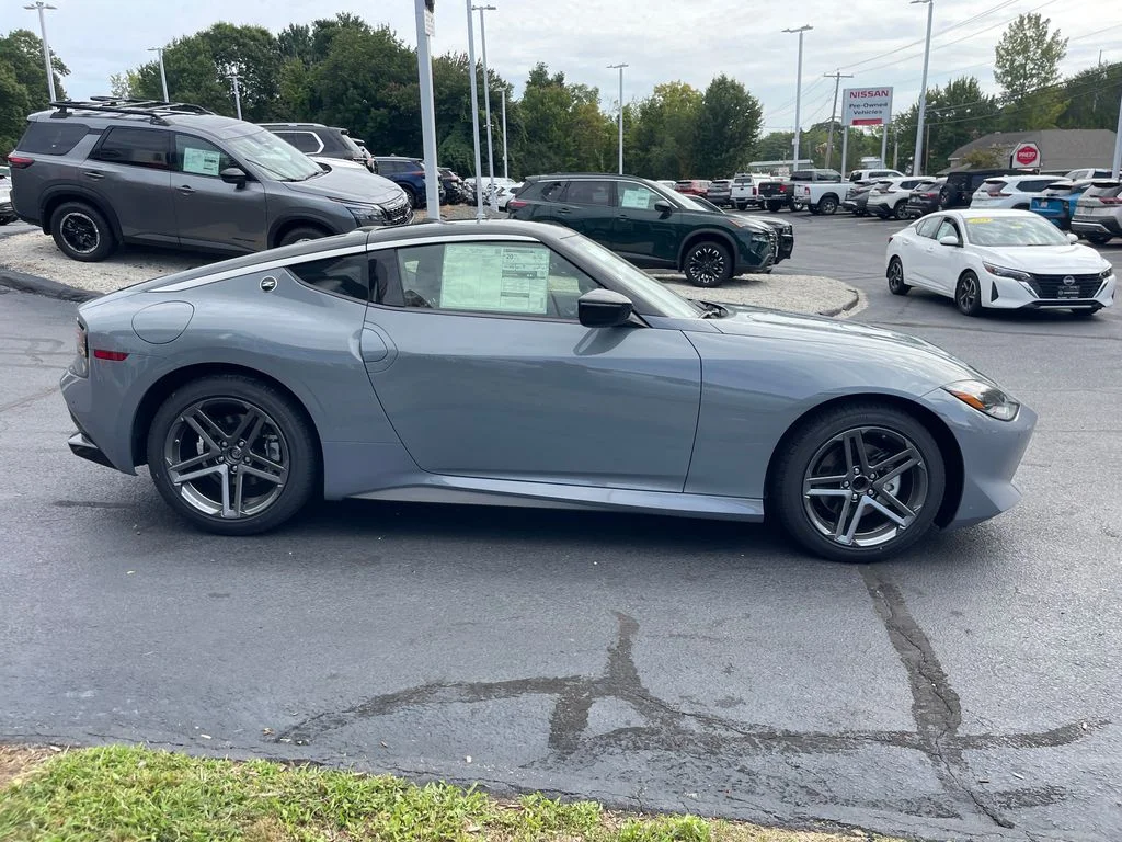 New 2027 Boulder Gray Pearl / Super Black Two-tone Nissan Sport image 7