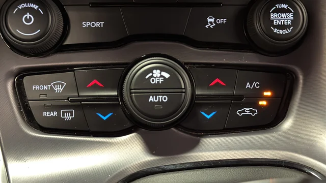 Used 2019 White Dodge SXT image 17