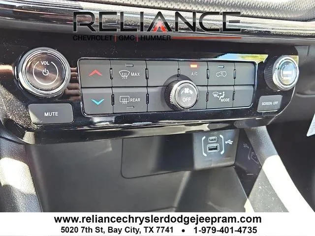 New 2026 Hydro Blue Pearl-Coat Exterior Paint Jeep Latitude image 24
