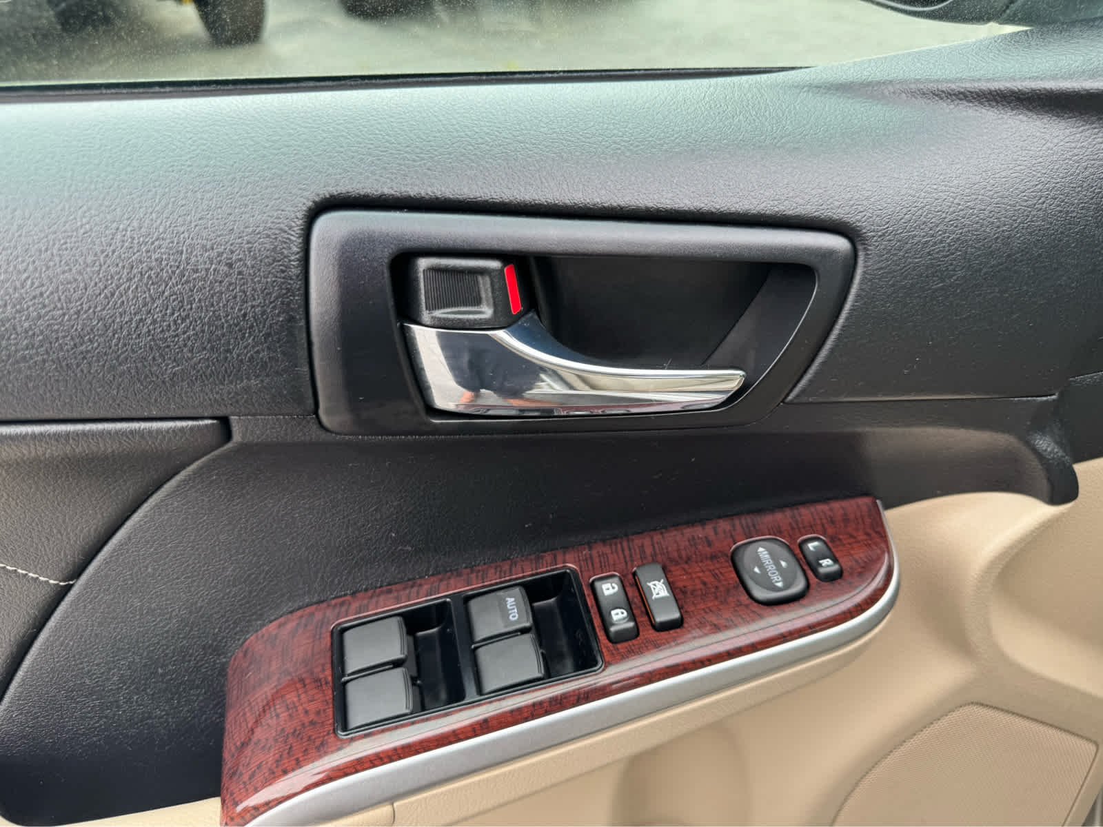 Used 2014 Creme Brulee Mica Toyota XLE image 12