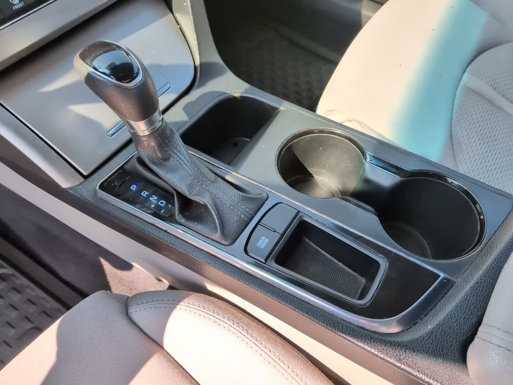 Used 2017 White Hyundai Base image 24