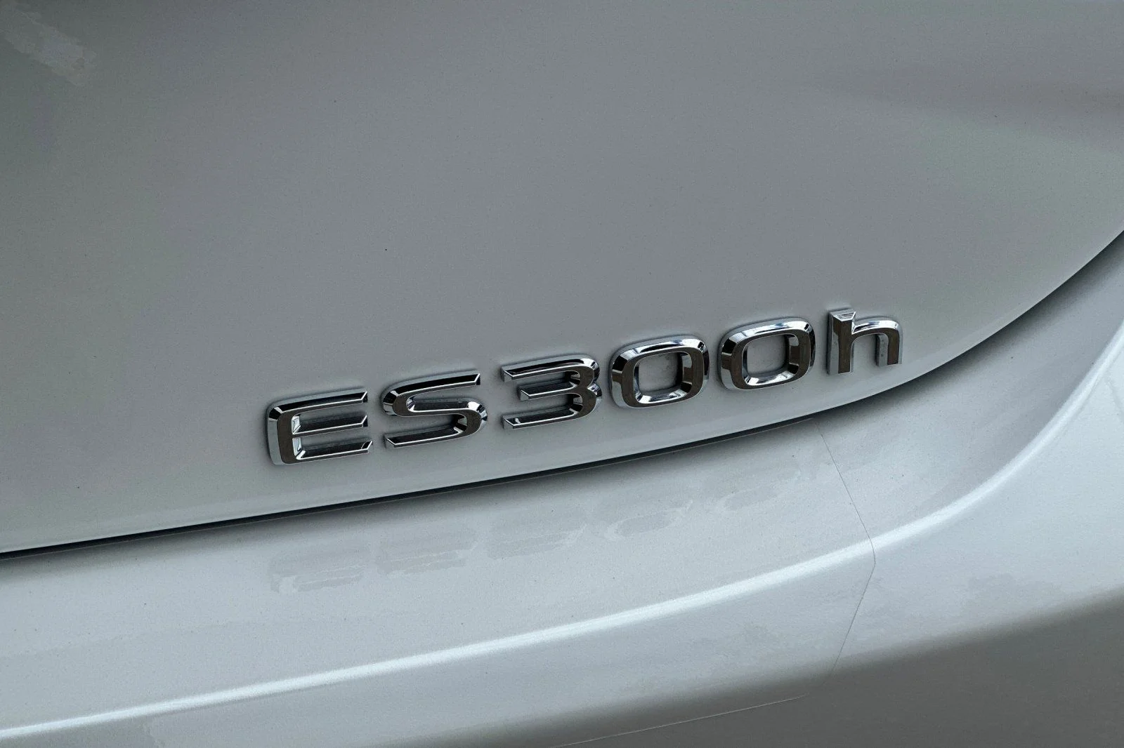 Used 2025 White Pearl Lexus 300h image 21