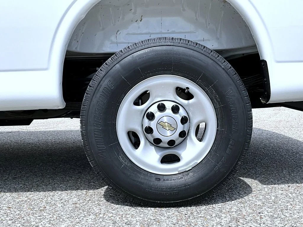 New 2026 Summit White Chevrolet 1WT image 22