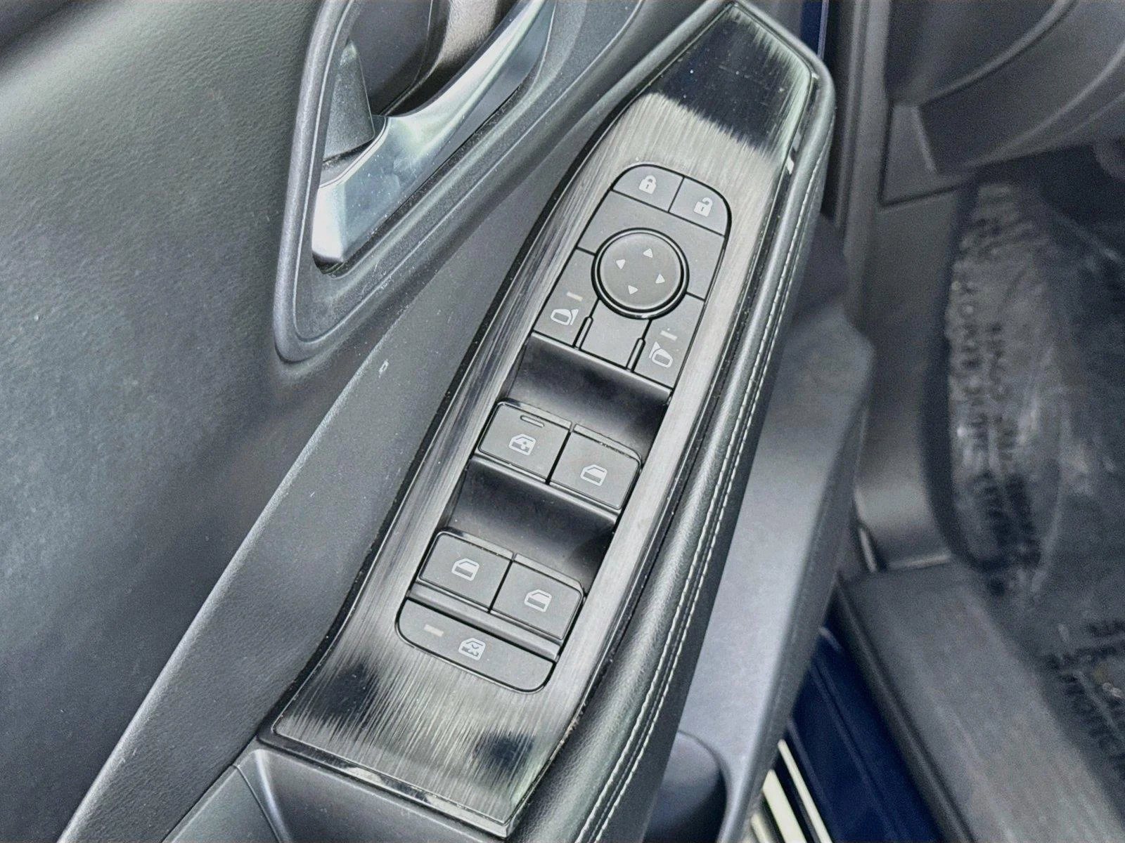 Used 2025 Deep Ocean Blue Pearl Nissan SV image 17