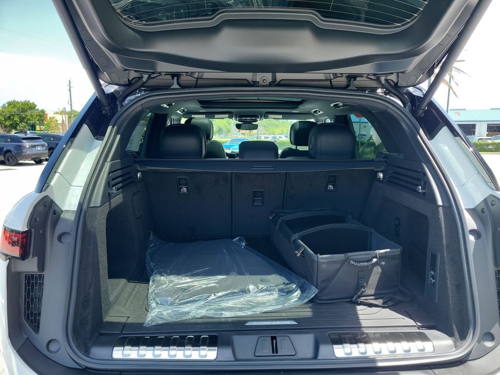 New 2026 Fuji White Land Rover Dynamic SE image 11