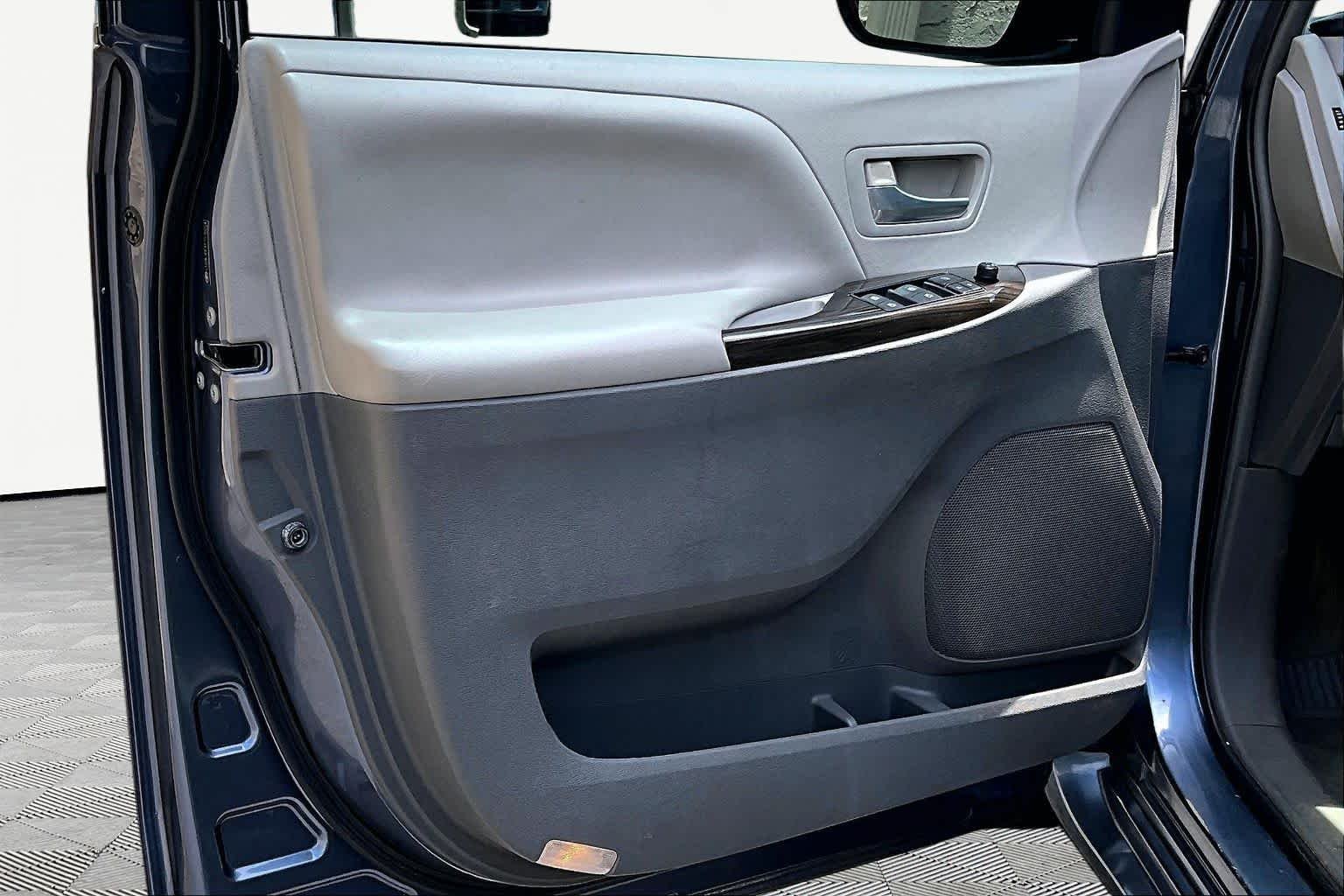 Used 2015 Shoreline Blue Pearl Toyota XLE image 22