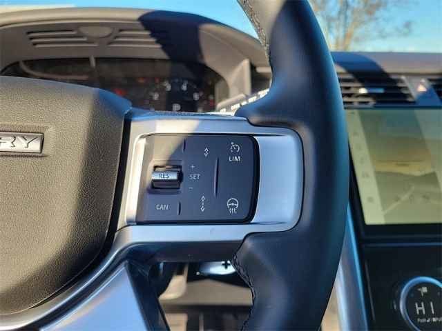 Used 2025 White Land Rover Dynamic se image 31
