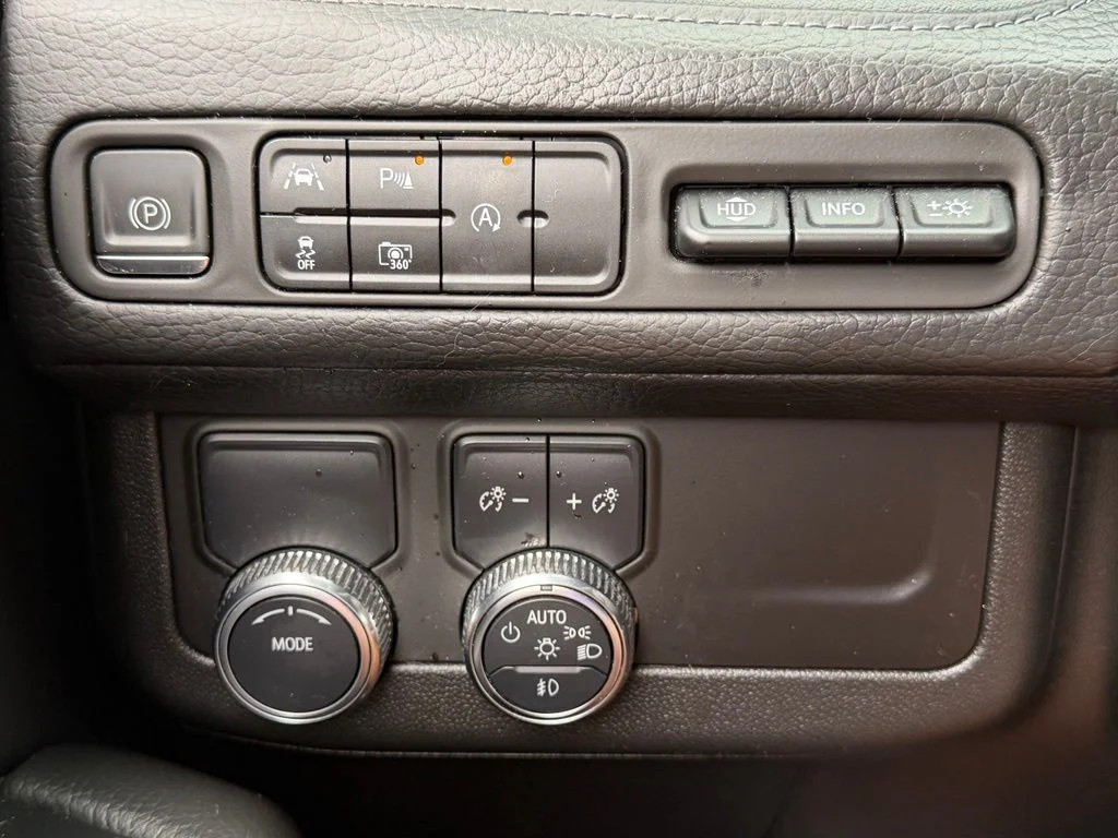 Used 2023 Silver GMC Denali image 28