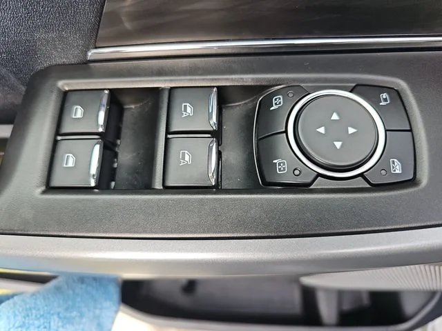 Used 2025 Silver Ford Lariat image 28
