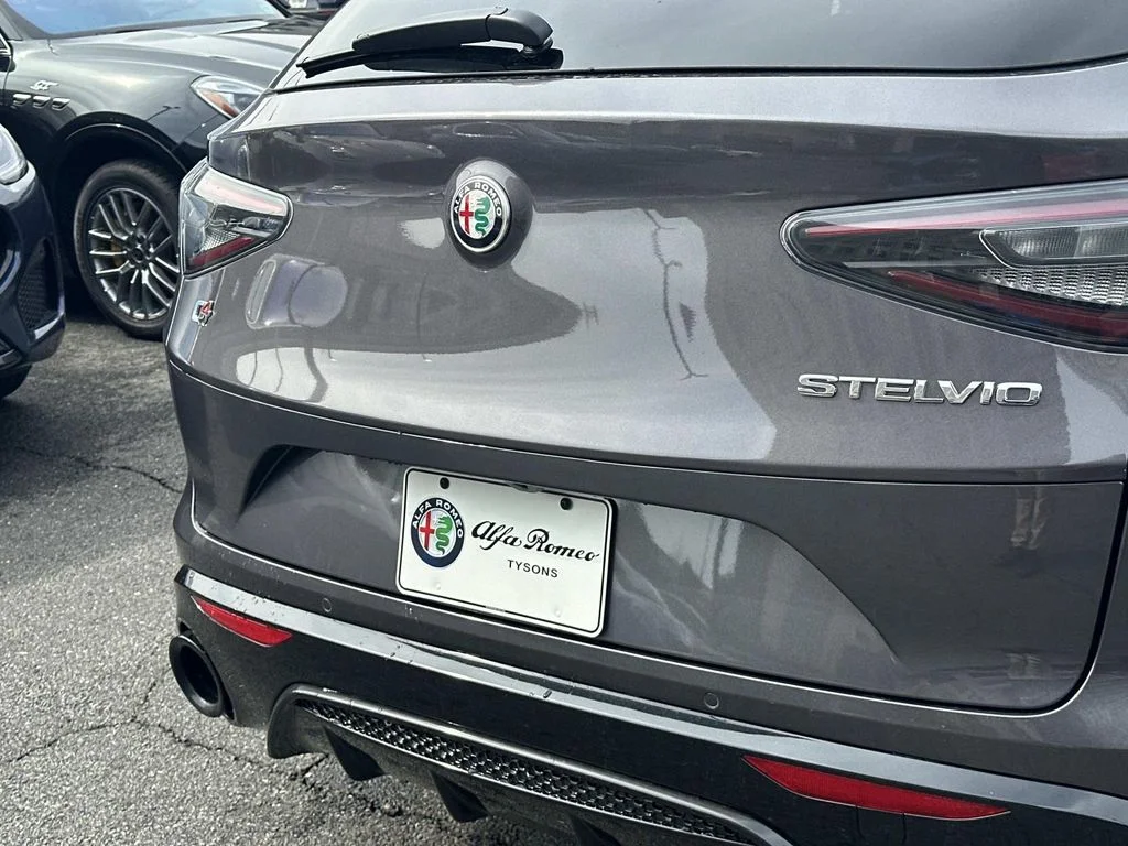 New 2026 Vesuvio Gray Metallic Exterior Paint Alfa Romeo Base image 12