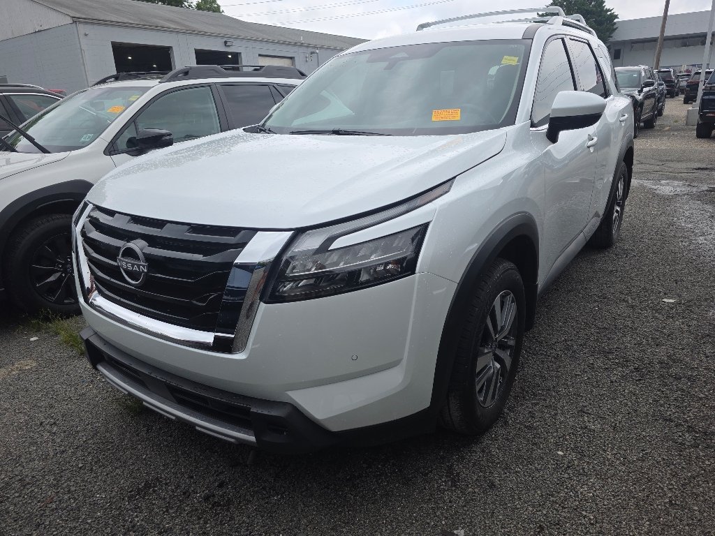 Used 2025 White Nissan SL image 1