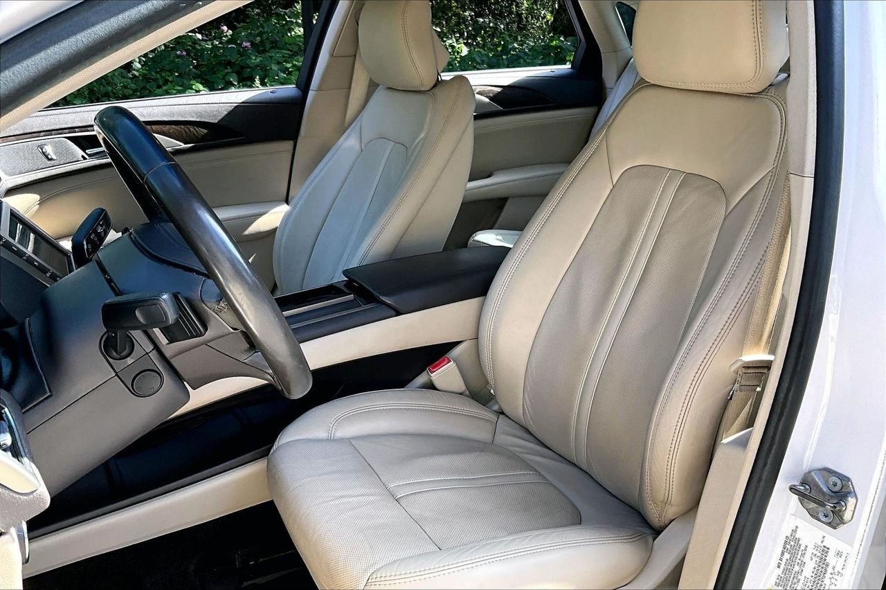 Used 2017 White Lincoln Reserve image 18