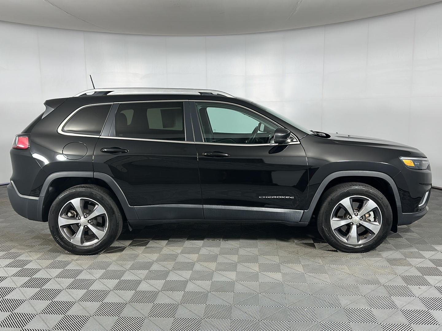 Used 2019 Diamond Black Crystal Pearlcoat Jeep Limited image 26
