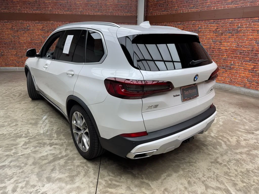 Used 2022 White BMW xDrive40i image 2