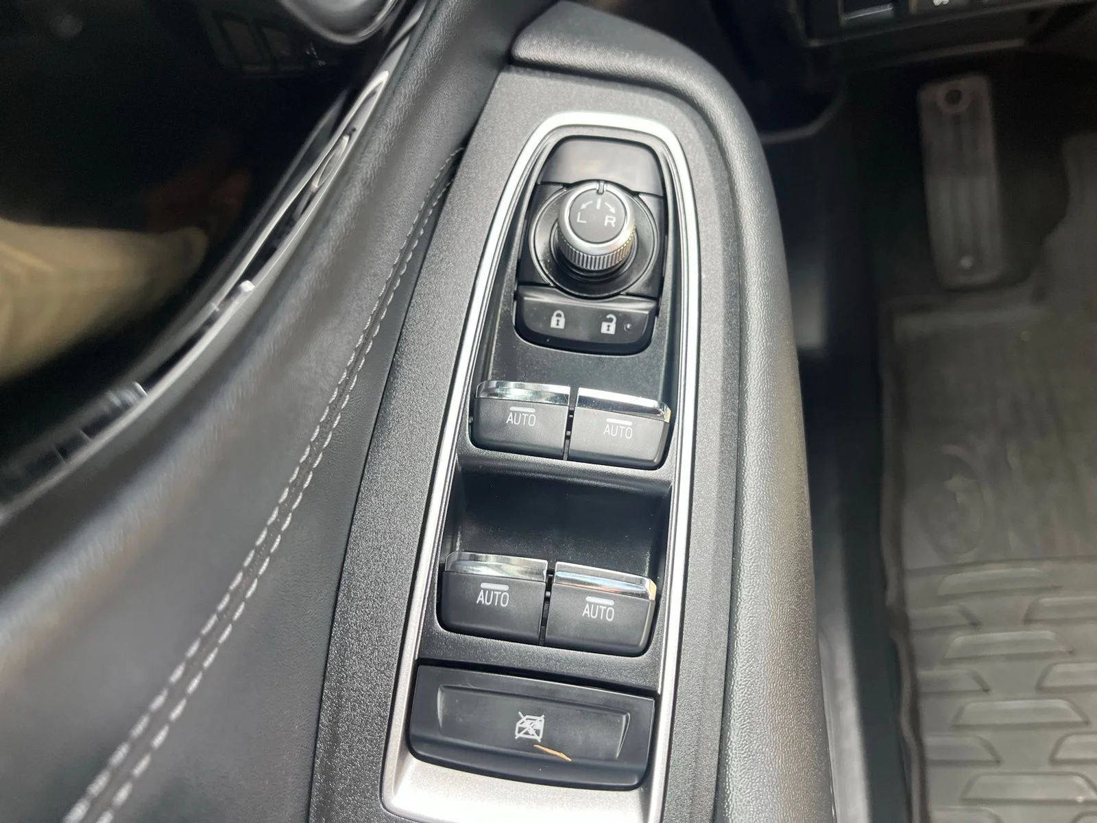 Used 2024 Crystal White Pearl Subaru Limited image 18
