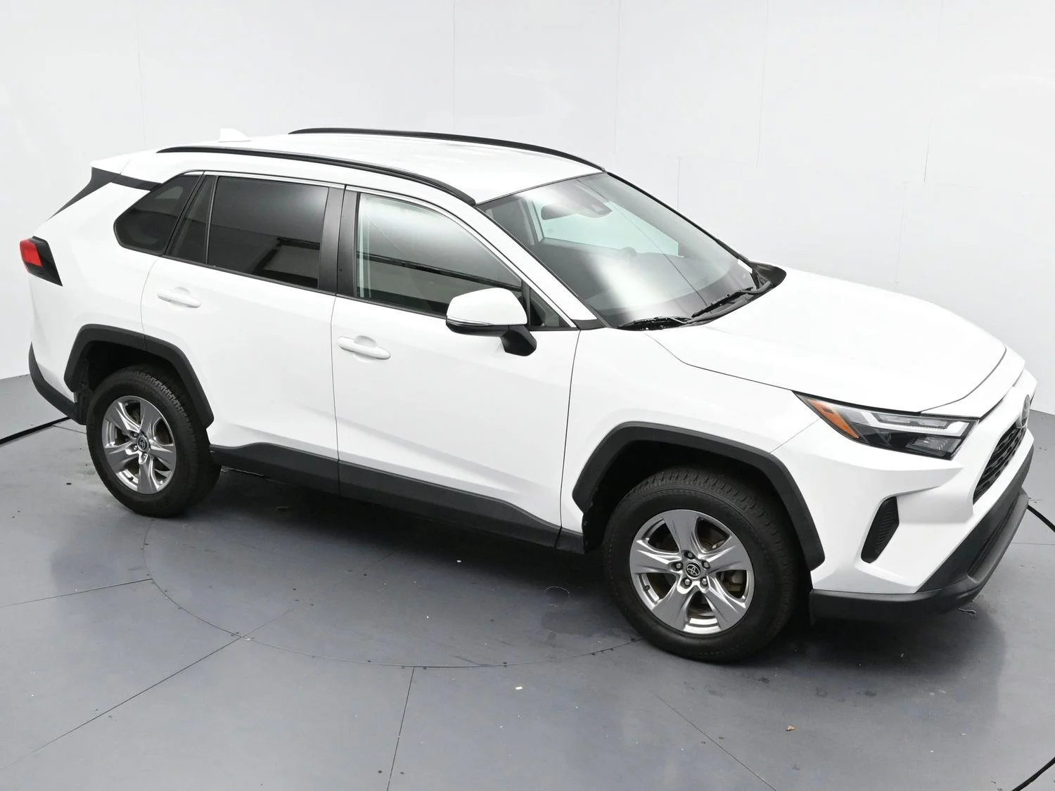 Used 2022 White Toyota XLE image 36