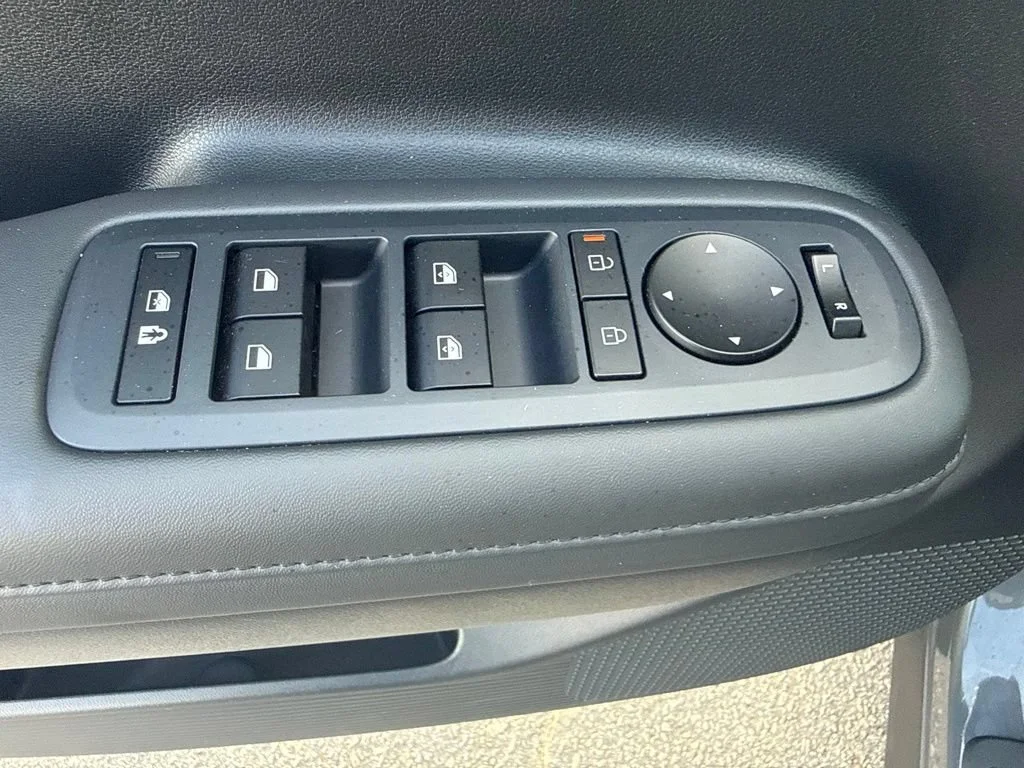 Used 2024  Hyundai SEL image 28