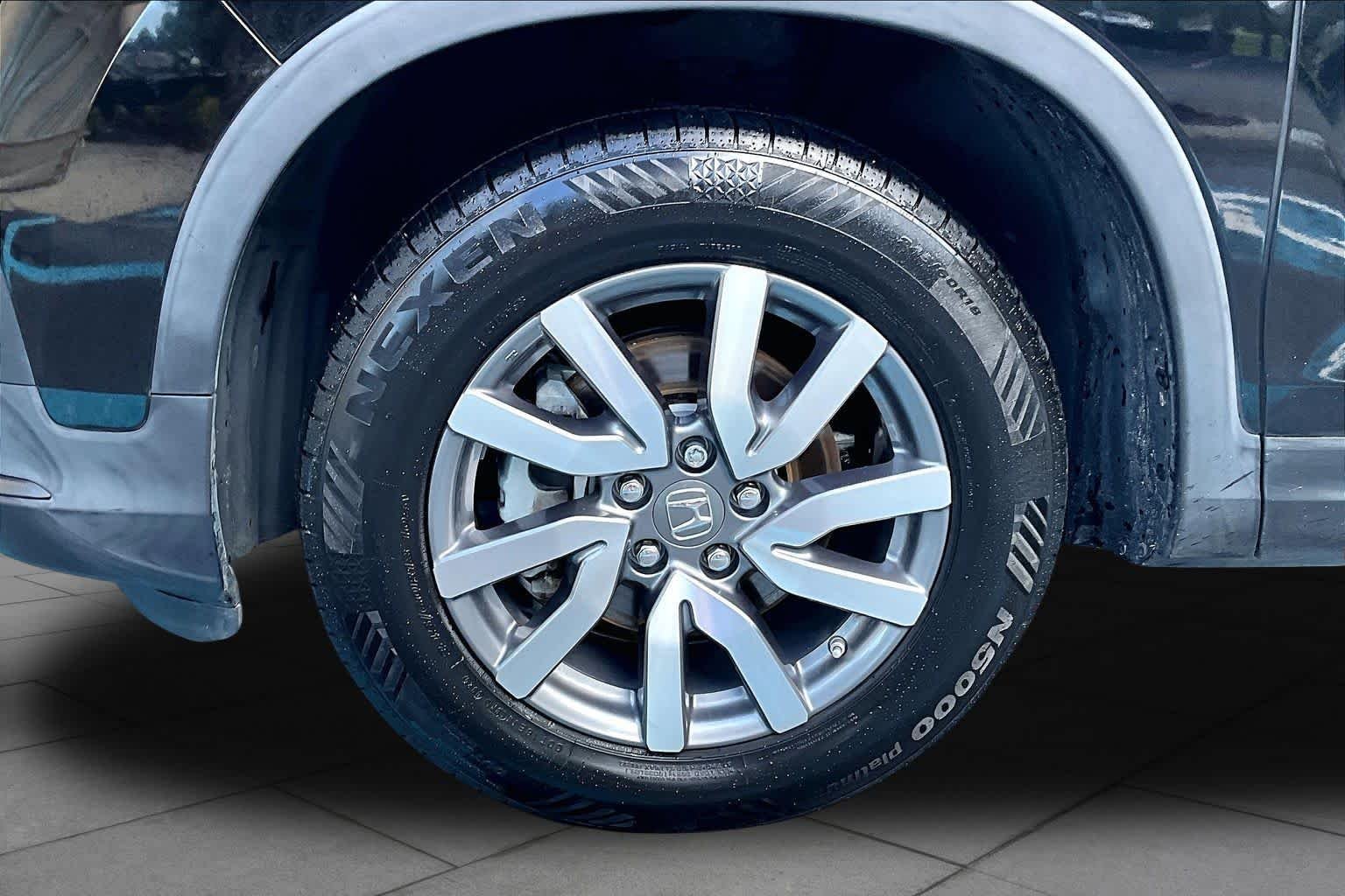 Used 2019 Crystal Black Pearl Honda EX-L image 11
