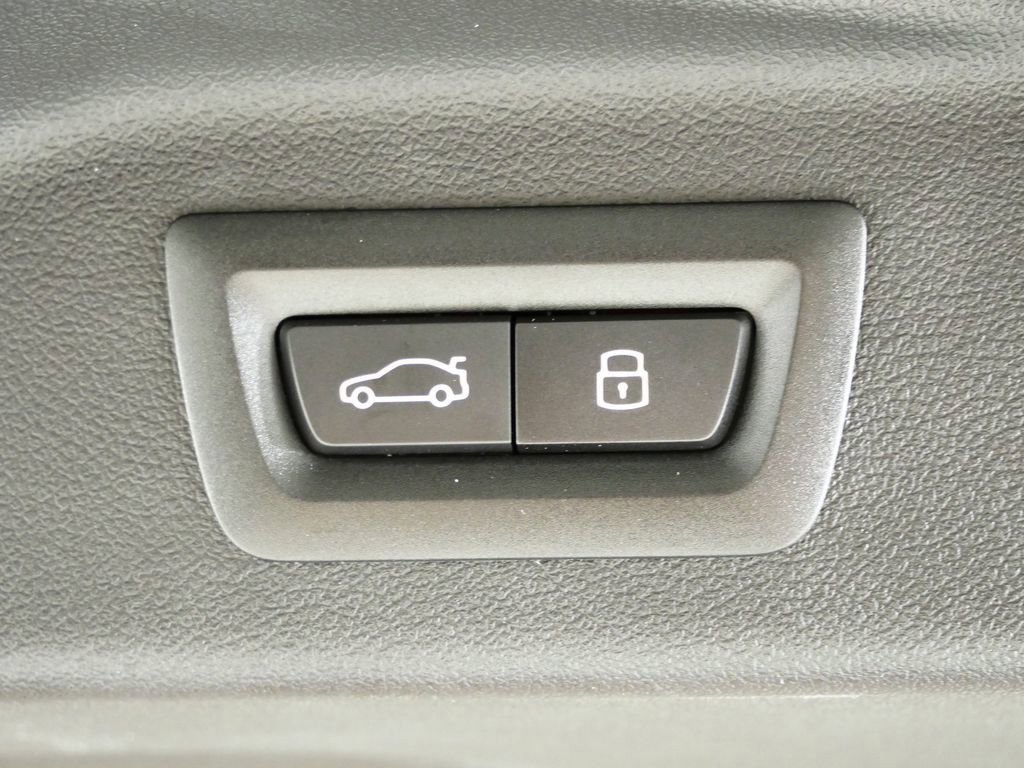 Used 2026 Skyscraper Grey Metallic BMW xDrive40i image 31