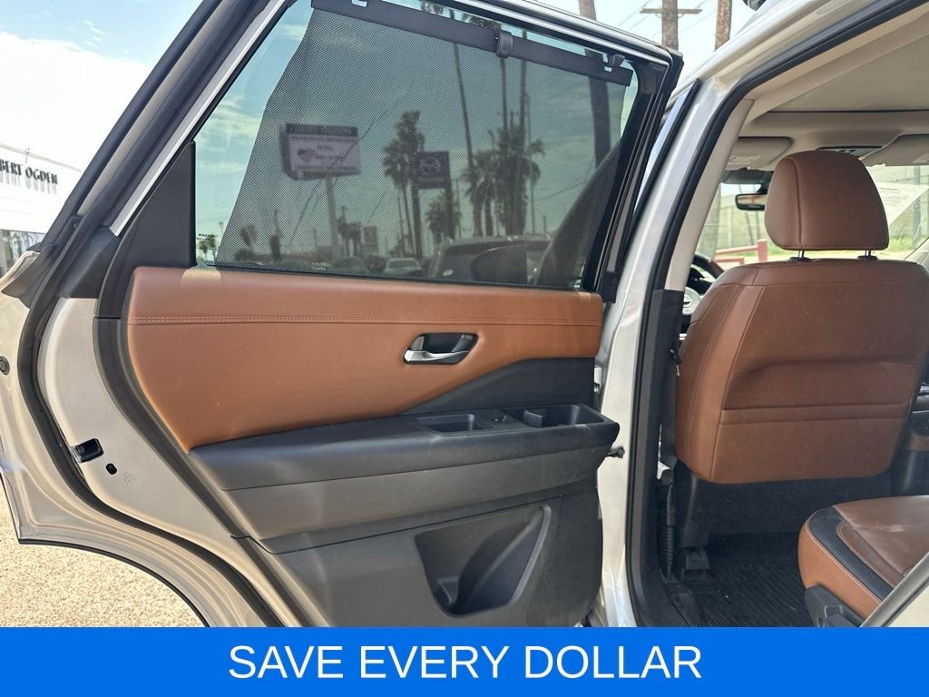 Used 2023 Silver Nissan Platinum image 17