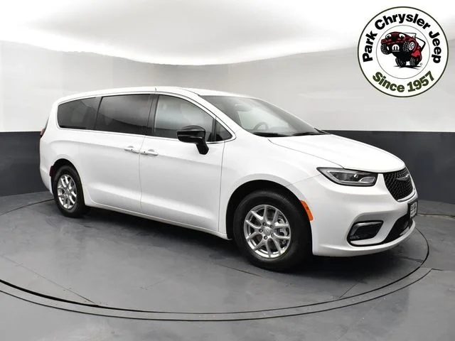2026 Chrysler Pacifica Select's photo