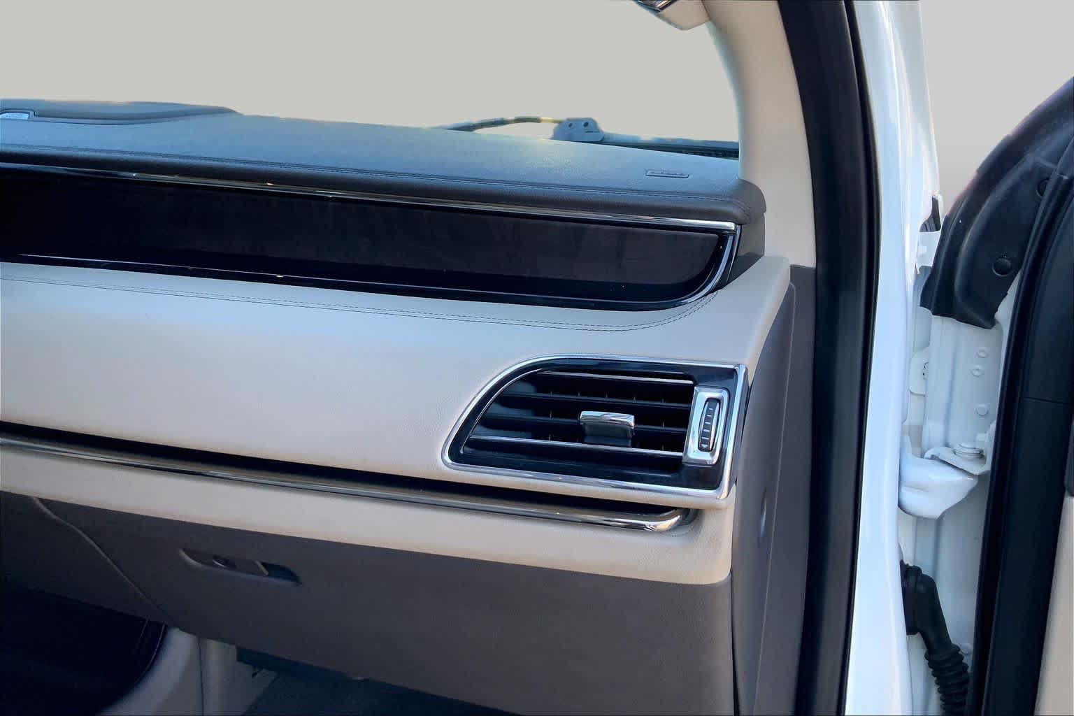 Used 2024 Pristine White Lincoln Reserve image 19