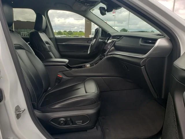 Used 2023  Jeep Limited image 17