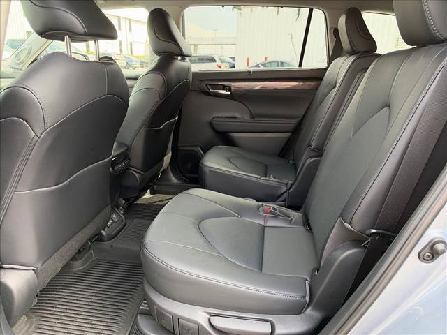 Used 2023  Toyota Limited image 19