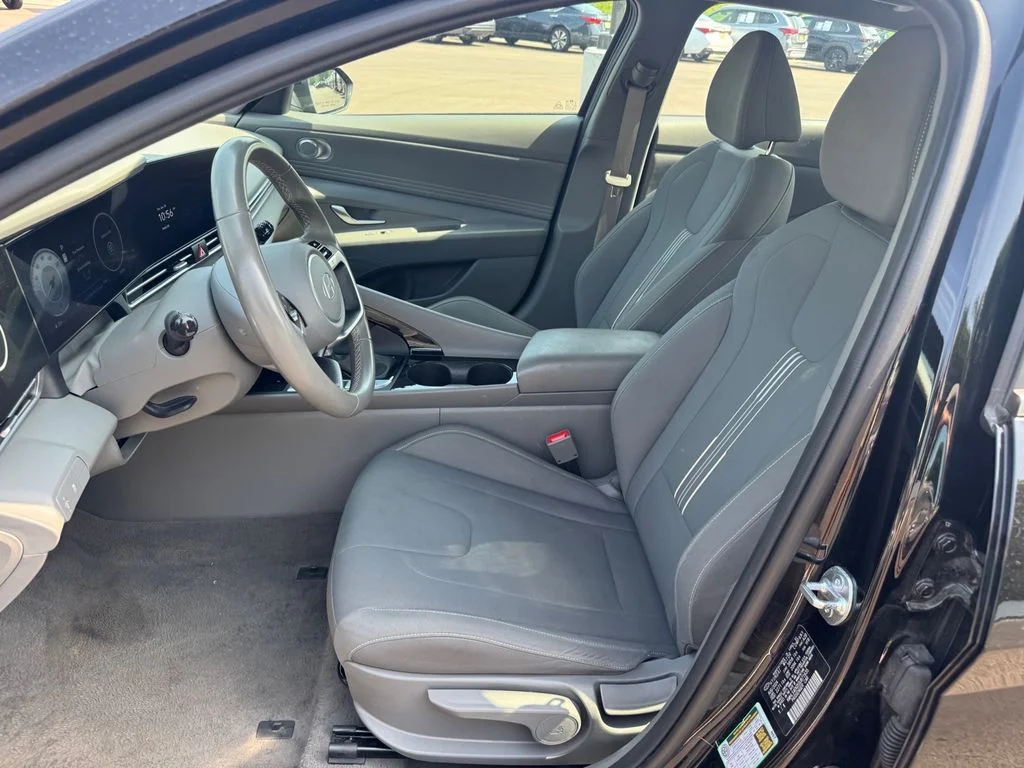 Used 2025 Black Hyundai SEL Convenience image 7
