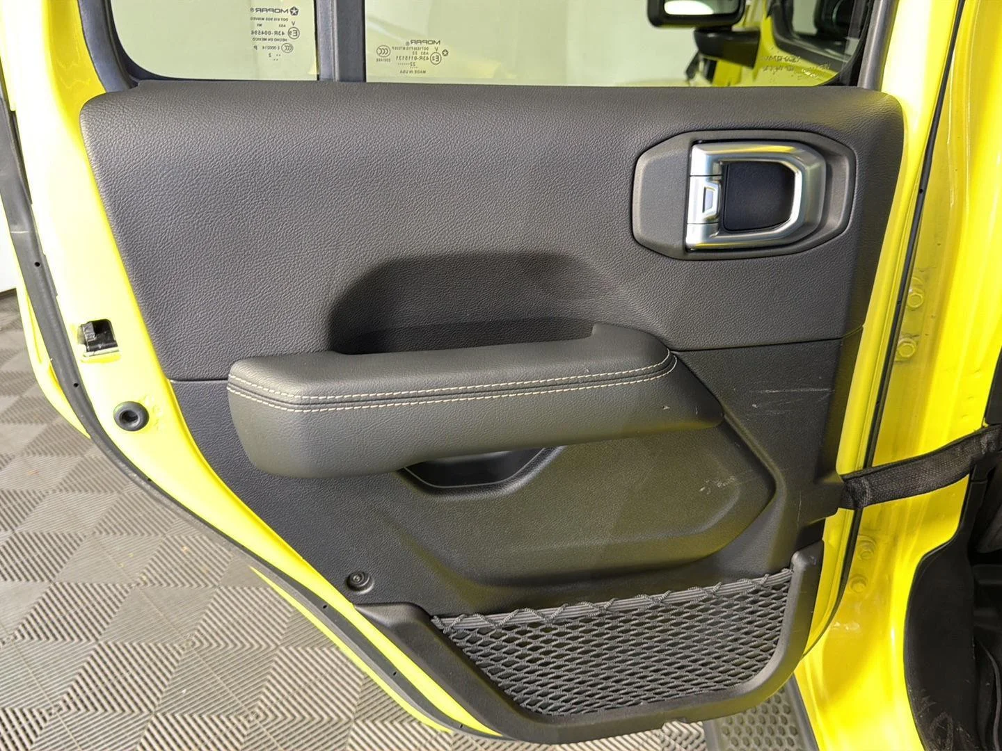 Used 2022 High Velocity Clearcoat Jeep Unlimited Sahara image 24