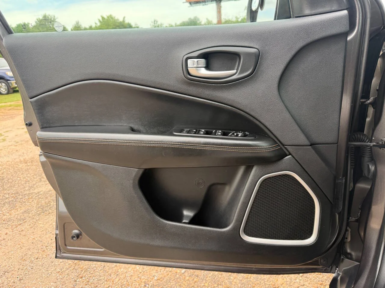 Used 2019 Charcoal Jeep Limited 4x4 4dr SUV image 18