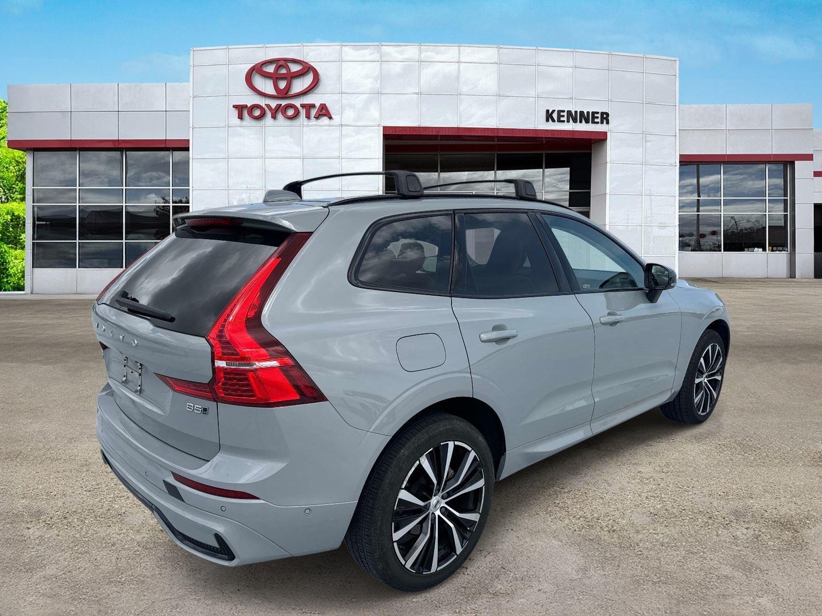 Used 2024 Vapour Grey Metallic Volvo Plus Dark Theme image 5