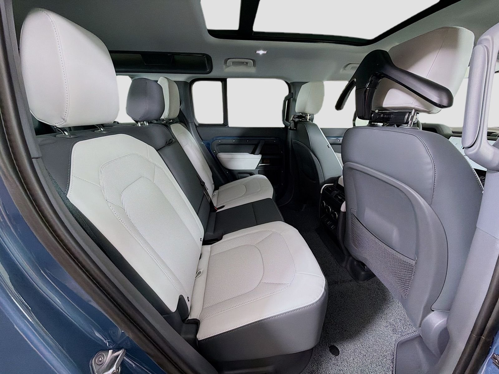 New 2026 Tasman Blue Land Rover X-Dynamic SE image 31