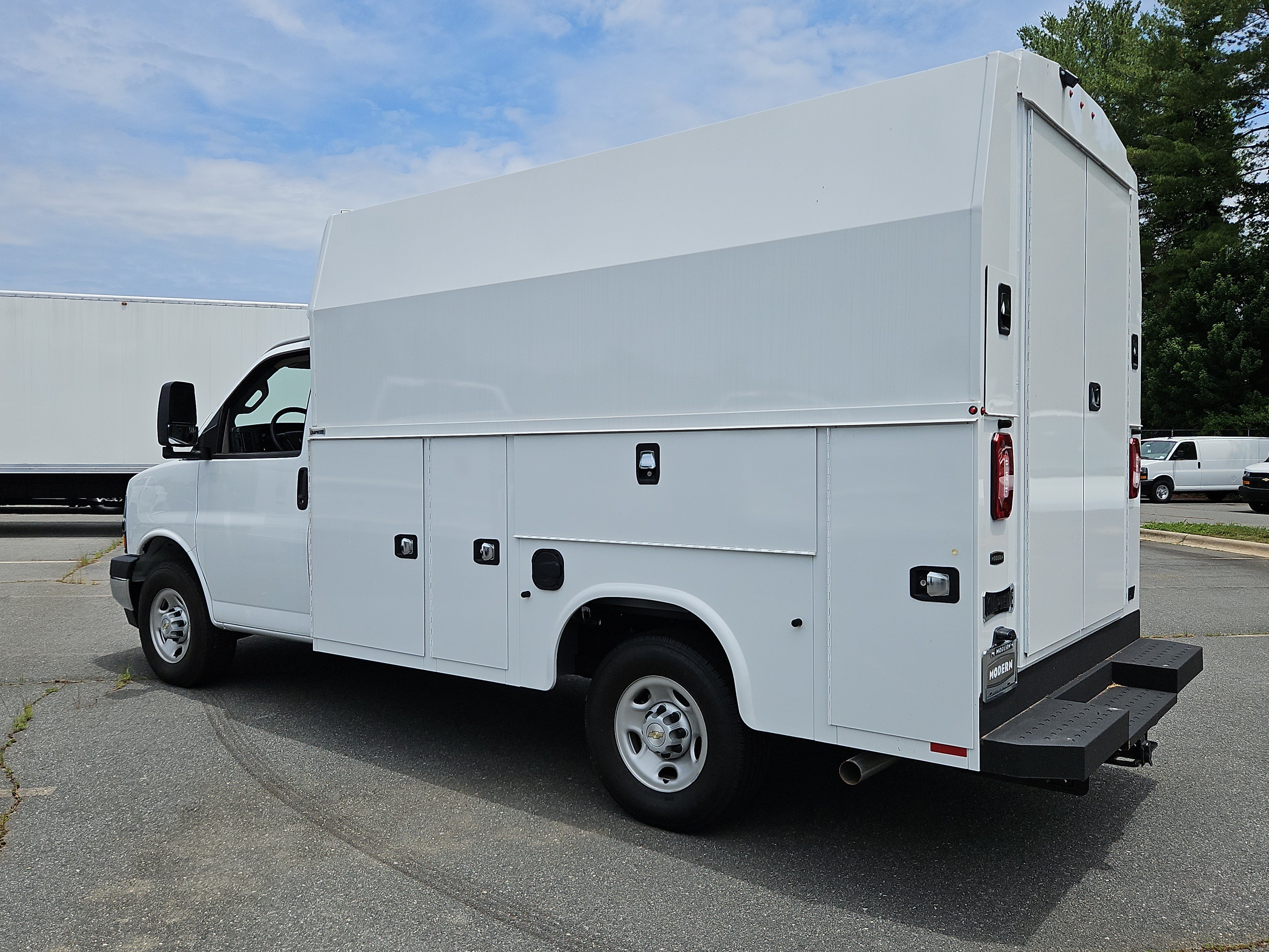 New 2025 Summit White Chevrolet 1WT image 3
