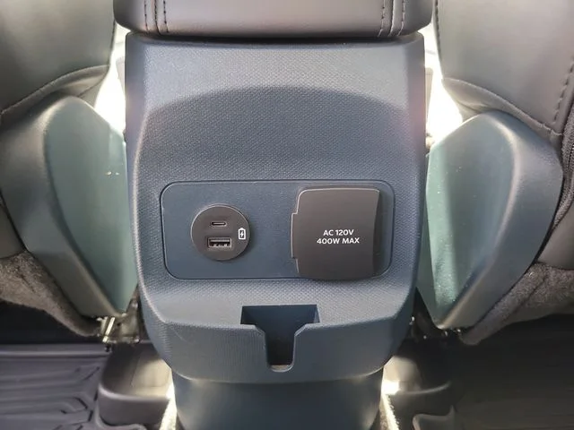Used 2024  Ford Lariat image 15