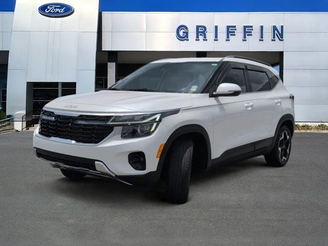 Used 2024 Snow White Pearl Kia EX image 10