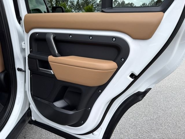 Used 2025  Land Rover X-Dynamic SE image 16