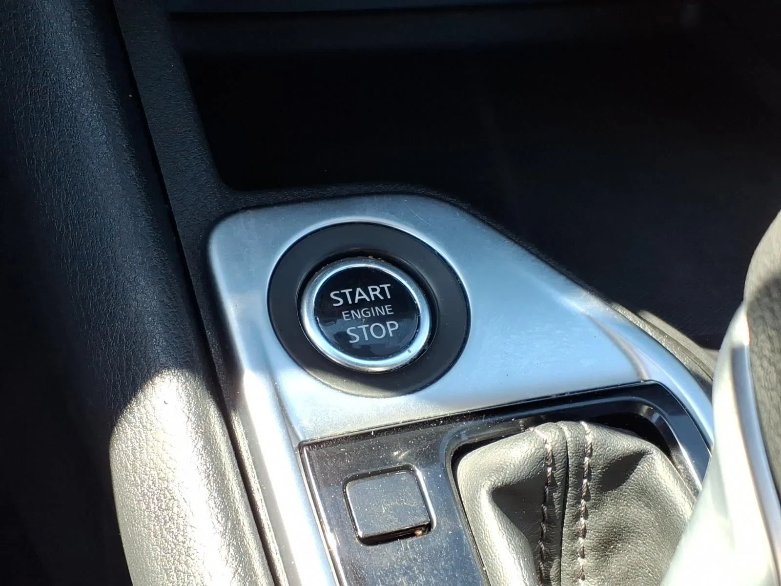 Used 2025 Super Black Nissan SV image 5