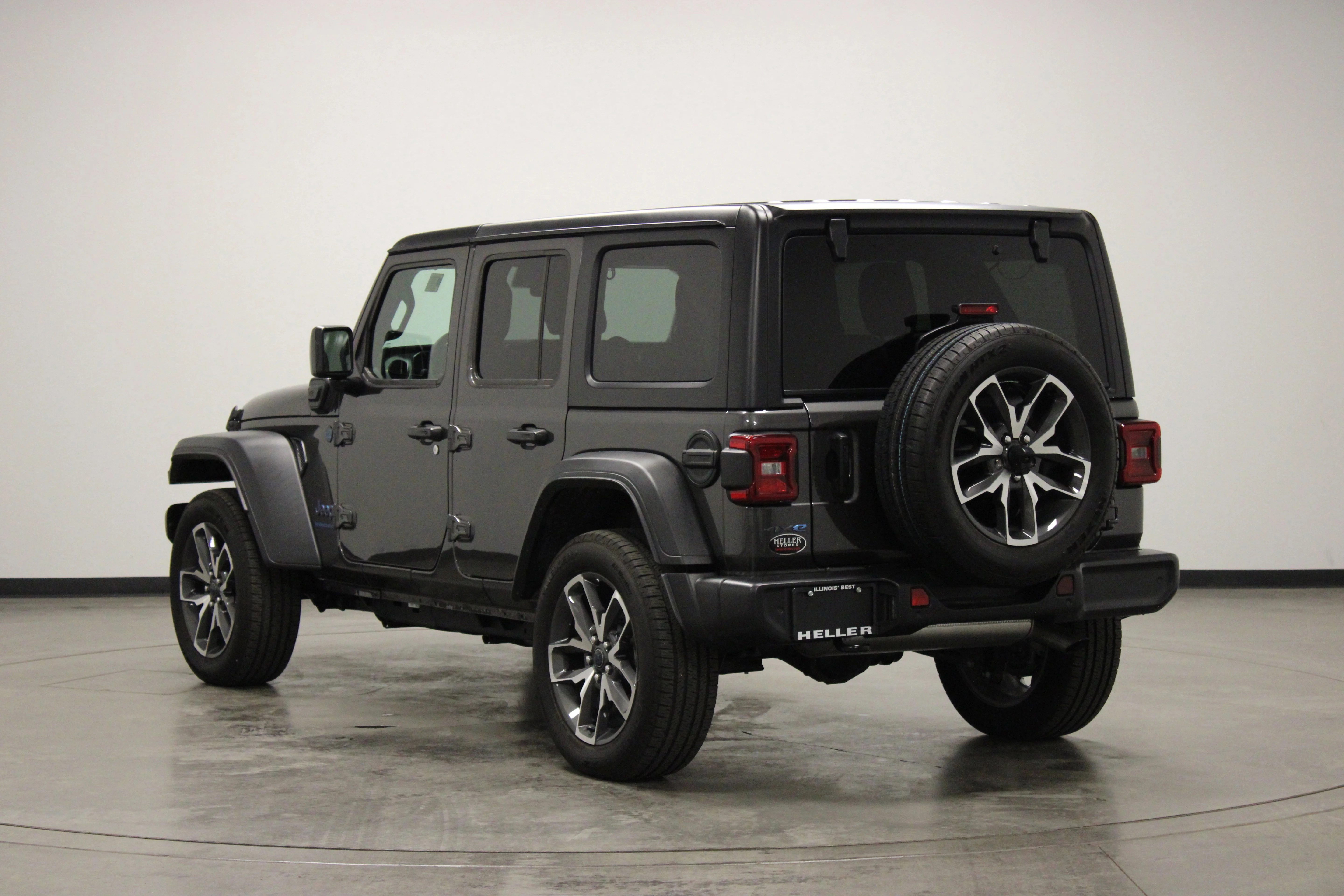 Used 2025 Granite Crystal Metallic Clearcoat Jeep Sport S image 6