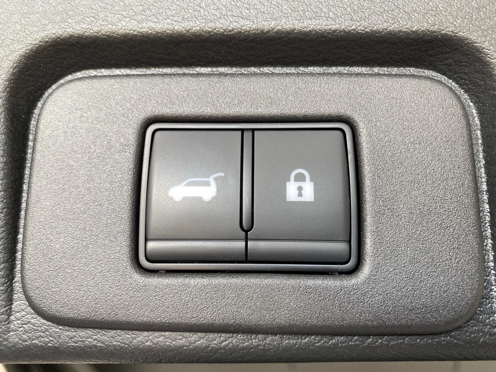 Used 2023 Pearl White Tricoat/Super Black Nissan SV image 8