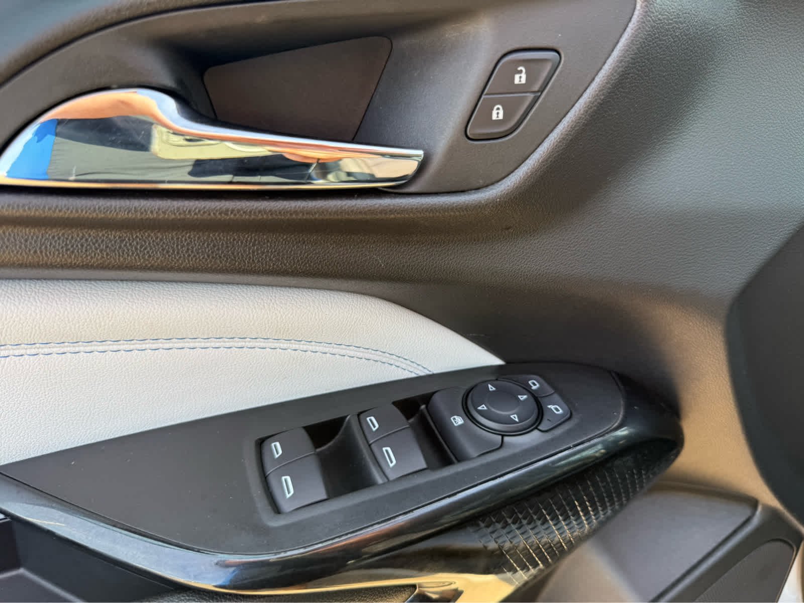 Used 2025 Sterling Gray Metallic Chevrolet LT image 20